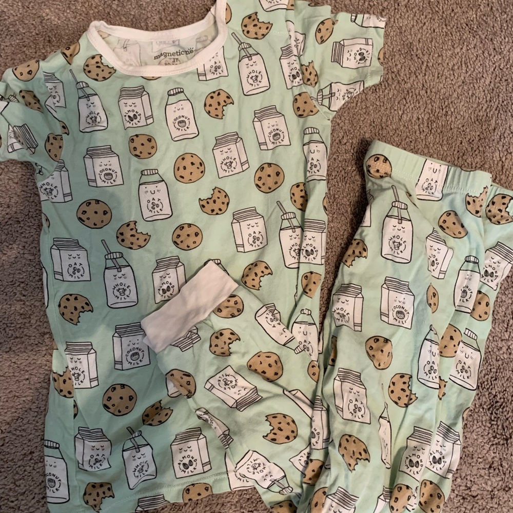 Magnetic Me Pajamas. Milk and Cookies print size 3t